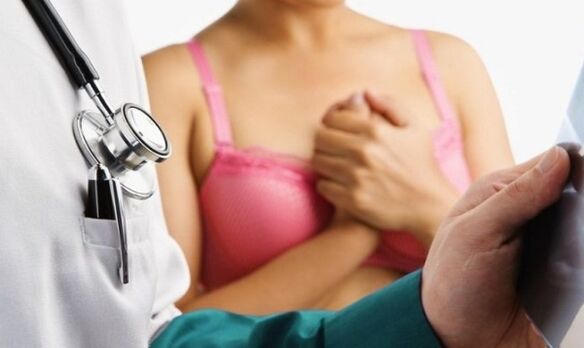 esame da un medico prima dell'aumento del seno